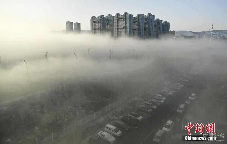 高楼“藏身”迷雾中 远观仿若“海市蜃楼”