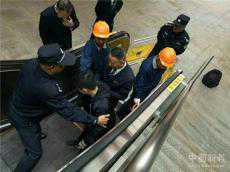 湖南怀化：新晃西站铁警与职工开展电梯应急演练 