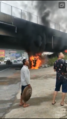 湖南双峰一小车撞至路边桥墩致车辆起火，两人当场死亡