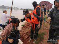 迎战强降雨丨衡阳武警转移300余受灾群众、30余批次重要物资