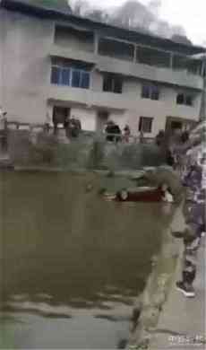 重庆万州：女老师驾车奔丧开进池塘四人死亡