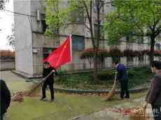 共华镇中心校开展“搞好环境卫生，迎接学子归校”活动