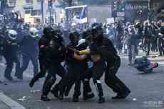法万人大示威 警催泪弹清场拘26人