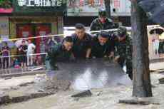 重庆黔江突遭暴雨 武警官兵紧急救援