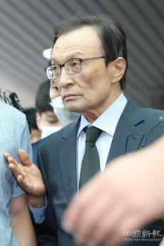 韩国记者在灵堂问首尔市长性丑闻 遭执政党党首怒斥