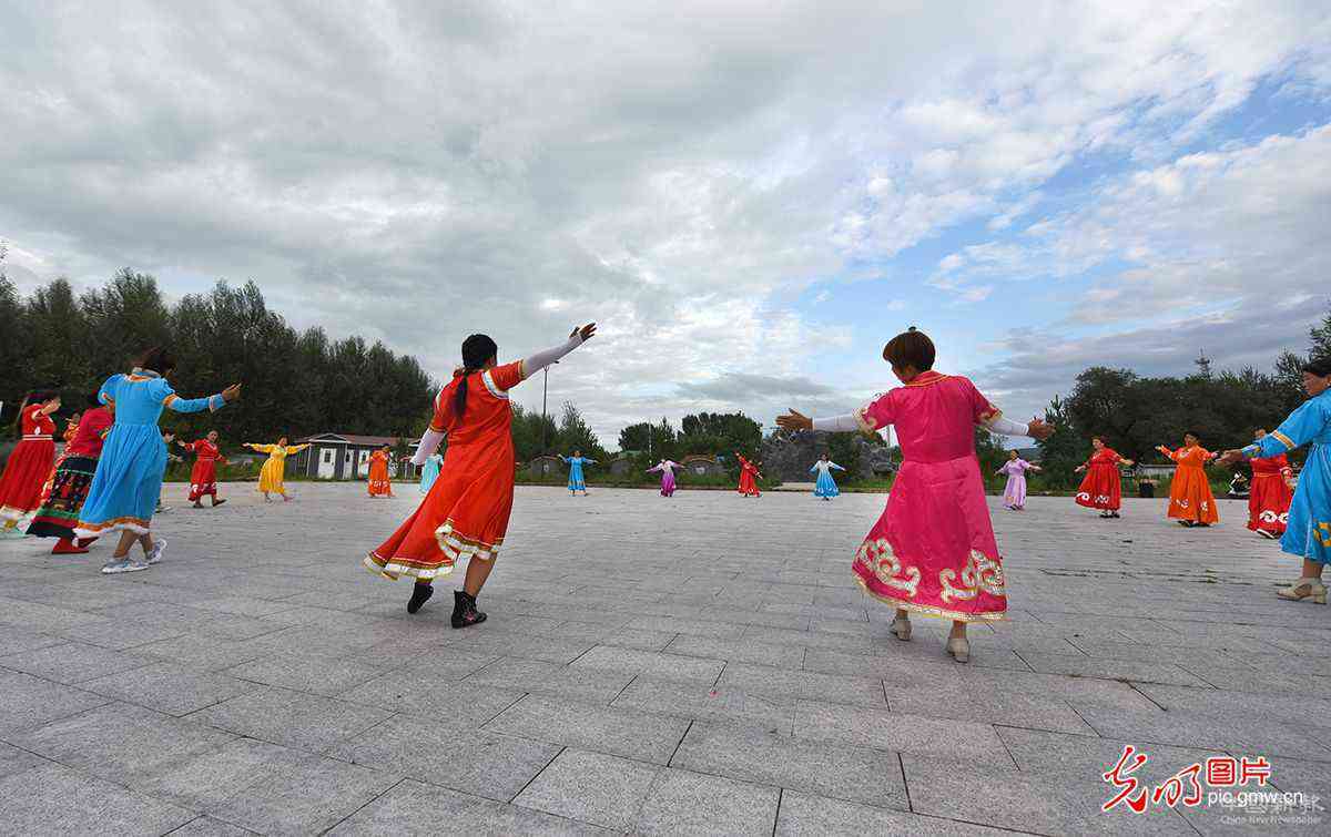 【幸福花开新边疆】鄂温克族：太阳花开 小彩珠串起致富彩虹