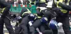 英国爆发抗议封锁游行 至少155人被捕