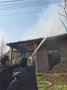 湖南沅江共华镇中心小学教师协助消防队扑灭一起火灾