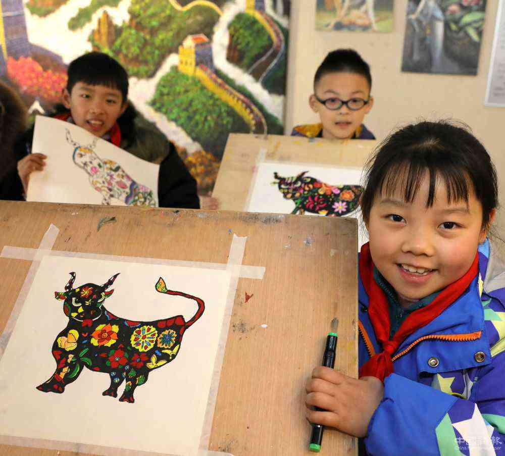 2021年1月4日，在浙江省诸暨市陶朱街道三都农民画馆，三都小学美术社团的学生展示自己学画的生肖牛。