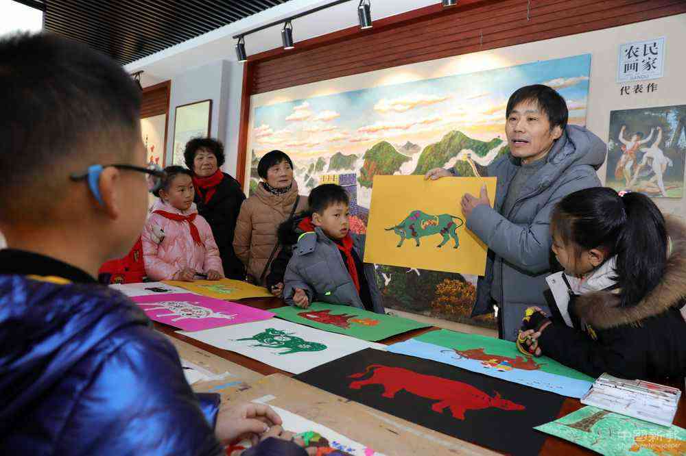 2021年1月4日，在浙江省诸暨市陶朱街道三都农民画馆，农民画家向三都小学美术社团学生讲解农民画的技法。
