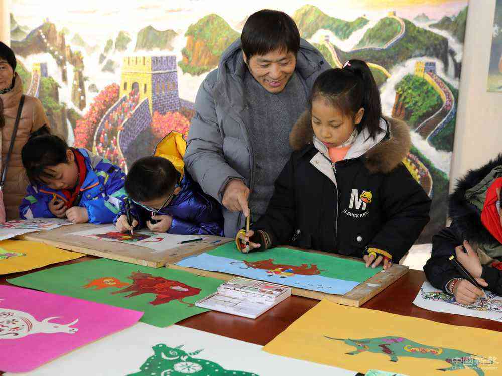 2021年1月4日，在浙江省诸暨市陶朱街道三都农民画馆，农民画家指导三都小学美术社团学生画农民画。