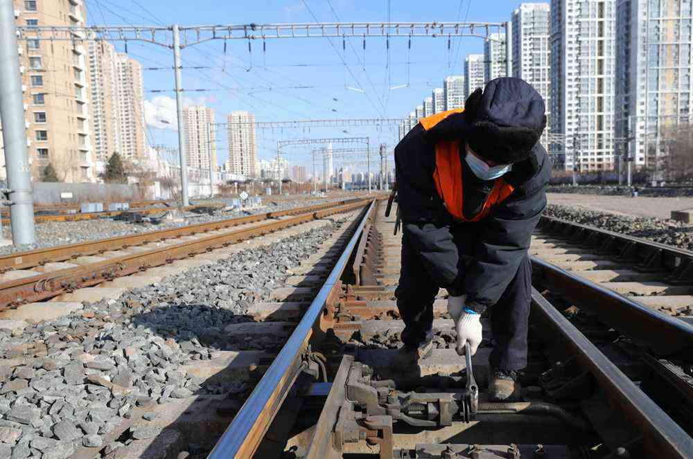 1月8日，沈阳电务段沈阳信号车间工作人员在沈阳火车站附近进行例行巡检。
