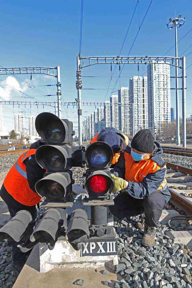 1月8日，沈阳电务段沈阳信号车间工作人员在沈阳火车站附近进行信号机检修作业。