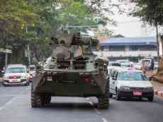 缅甸军方装甲车现身街头 仰光网络一度中断