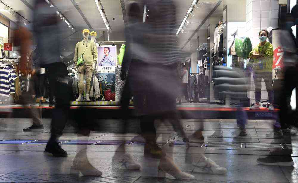 市民在武汉市江汉路步行街逛街(3月29日摄)。新华社记者 程敏 摄