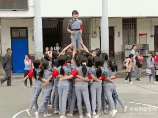 荷香桥镇中心小学举办“红心永向党、奋斗新征程”演出