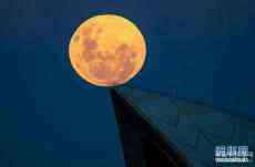 “超级月亮”和“月全食”同时在夜空上演