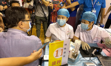 台湾学者邱毅在厦门接种新冠疫苗第一剂