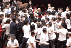台“立法院”爆发蓝绿激烈混战 苏贞昌现场被质问