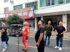 沅江新湾镇救援队为街道群众成功摘除3处黄蜂窝
