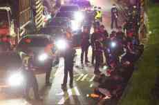 台北街头发生40人械斗 砸车乱刀互砍