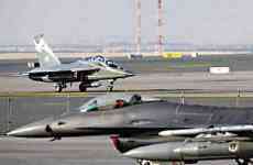 国产L-15迪拜展翅 与美国F-16同框