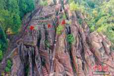 湖南：湘西红石林吸引游人