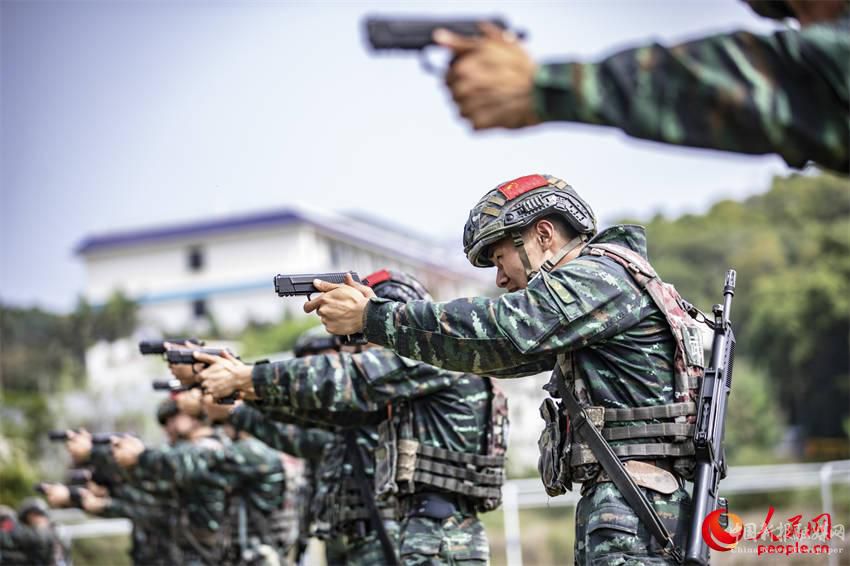 3月15日，武警广西总队北海支队特战队员正在进行手步枪转换射击。