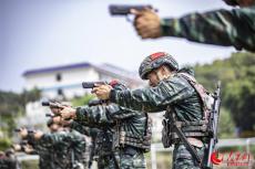 广西北海：武警特战队员实弹射击训练锤炼制胜本领