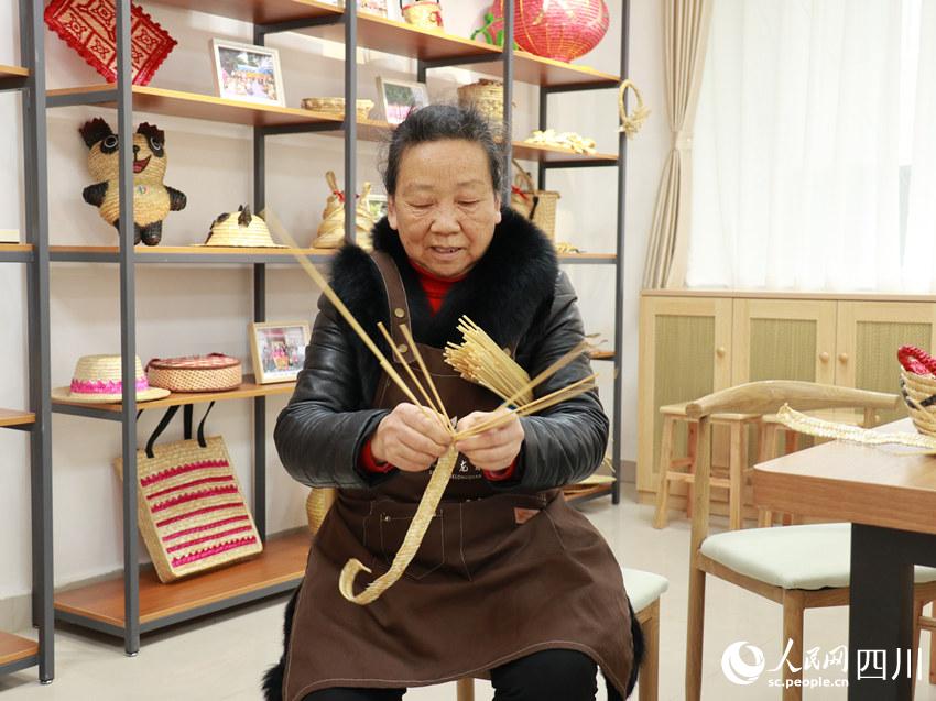 草编文化非遗传承人陈秀英。刘世光摄