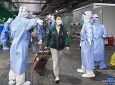 上海最大方舱医院首批患者出舱