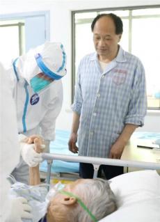 张文宏：上海抗疫成效初显 重症救治面临挑战