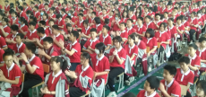湖南湘乡市：志愿者捐赠校服 关爱未成年人成长