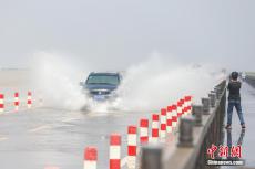 江西鄱阳湖畔再现“限时”景观“水上公路”