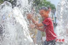 多地高温天气持续 民众花式避暑[组图]