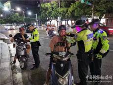 湖南宁远县交警集中夜查  整治交通违法行为