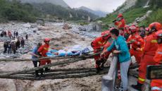 直击四川地震：森林消防震中营救转移伤者和被困群众
