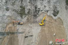 四川泸定地震：挖掘机绝壁上抢修前往海螺沟景区道路