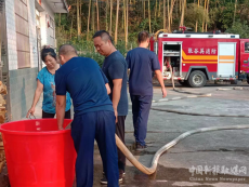 消防车变身送水车！张谷英镇消防站送水百余吨润民心 