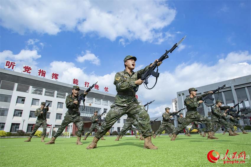 武警官兵进行刺杀训练。