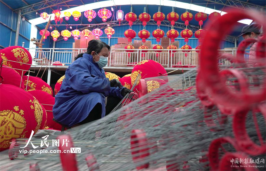 12月22日，贵州省黔东南苗族侗族自治州丹寨县金钟经济开发区一家灯笼厂，工人在制作灯笼。