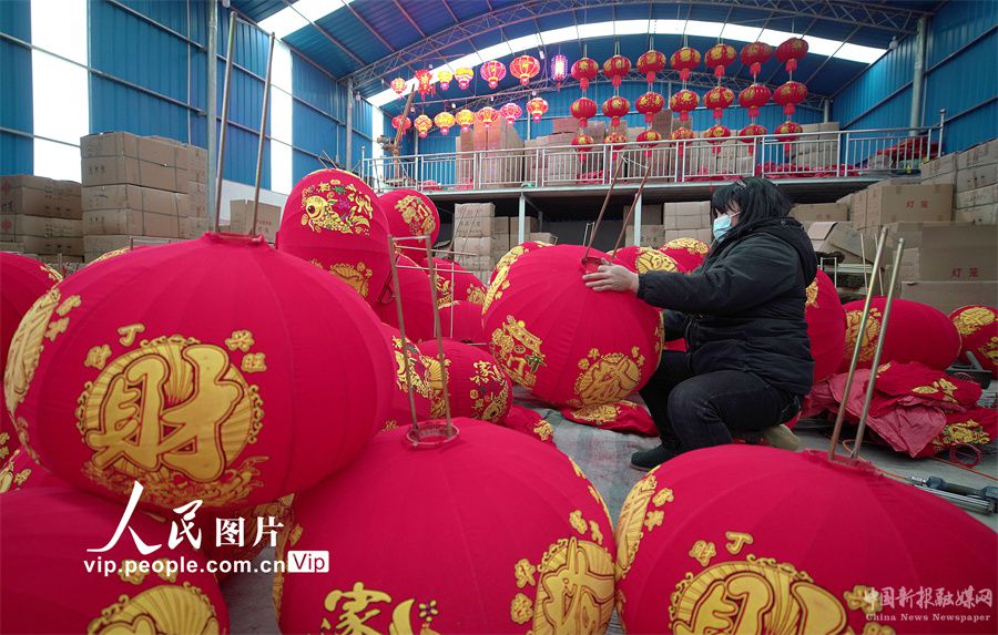 12月22日，贵州省黔东南苗族侗族自治州丹寨县金钟经济开发区一家灯笼厂，工人在制作灯笼。