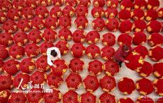 贵州丹寨：赶制灯笼迎新年