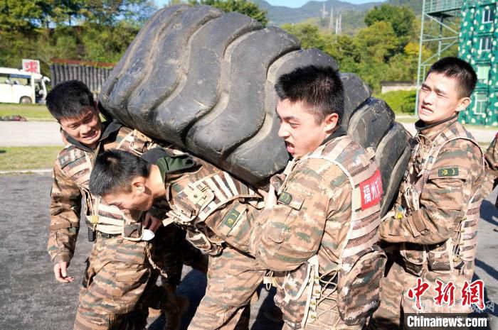 图为特战小队极限体能训练。　黄永峰 摄