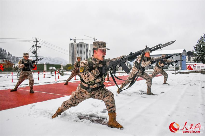 武警官兵进行刺杀训练。