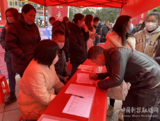 新宁县举办首场大型招聘会 3500个岗位送到“家门口”