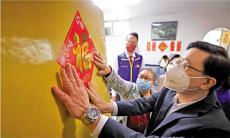 李家超走访街市为市民送新年祝福：兔年的香港会更好