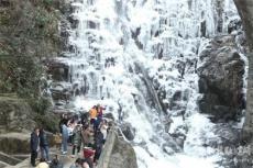 安徽休宁：正月瀑布结冰 引来游客打卡