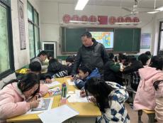 隆回县鸭田镇苗田中学开展“学雷锋”主题绘画活动