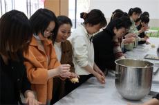 荆门市马场学校女教职工跟着大厨学烘焙庆“三八”